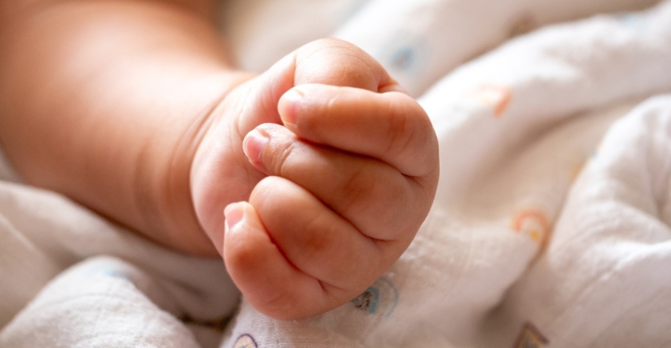 Φρίκη στον Πύργο: Δάγκωναν και χτυπούσαν το 10 μηνών κοριτσάκι τους, σύμφωνα με τον ιατροδικαστή