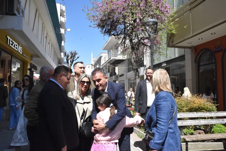 Στην αγορά ο δήμαρχος Λαρισαίων – Αντήλλαξε πασχαλινές ευχές