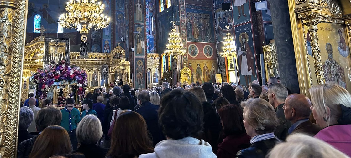 Πλήθος Λαρισαίων στον Άγιο Νικόλαο για την κορύφωση του θείου δράματος με τον εσπερινό της αποκαθήλωσης (ΦΩΤΟ+video)