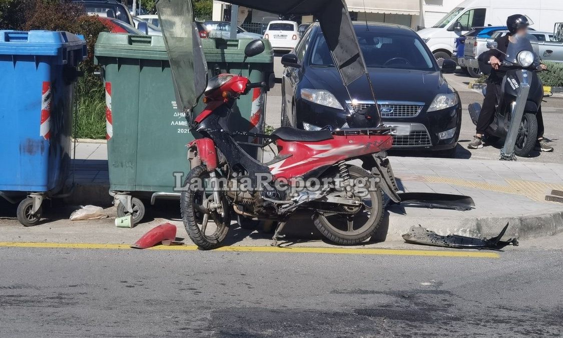 Τροχαίο στη Λαμία: Όχημα συγκρούστηκε με μηχανάκι ντελίβερι - Τραυματίστηκε ο διανομέας