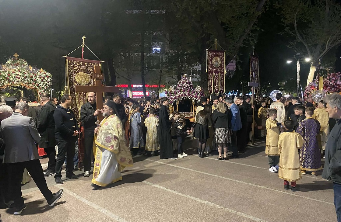 Ω γλυκύ μου λεαρ- κατάνυξη από χιλιάδες πιστούς στη συγκέντρωση των επιταφίων στην κεντρική πλατεία Λάρισας (ΦΩΤΟ)