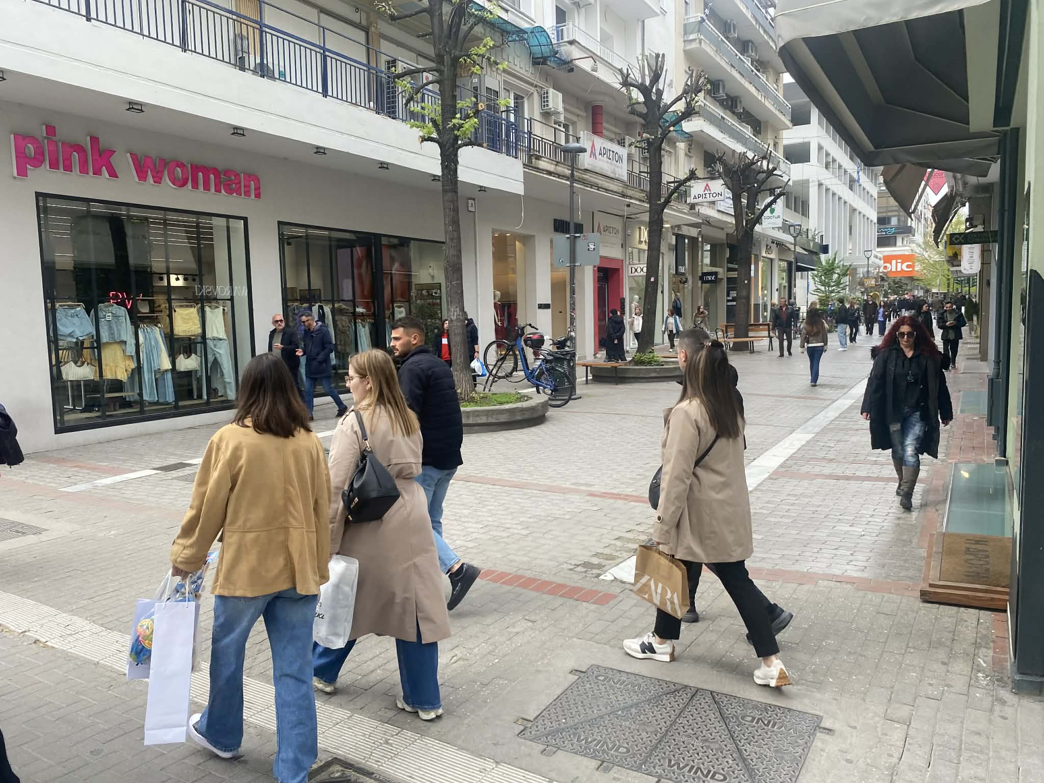 Σπεύδουν για ψώνια της τελευταίας στιγμής για το πασχαλινό τραπέζι οι Λαριοσαίοι-μέχρι τι ώρα θα είναι ανοιχτά τα μαγαζιά