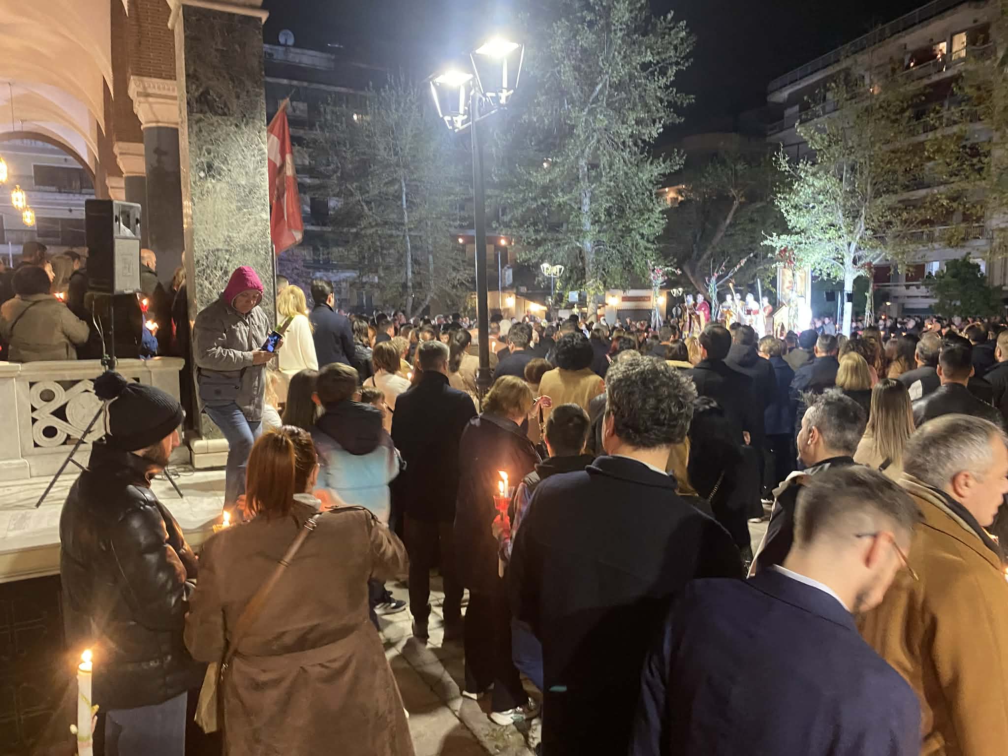 Χριστός Ανέστη στη Λάρισα: Πλήθος πιστών στον Άγιο Νικόλαο (ΦΩΤΟ)
