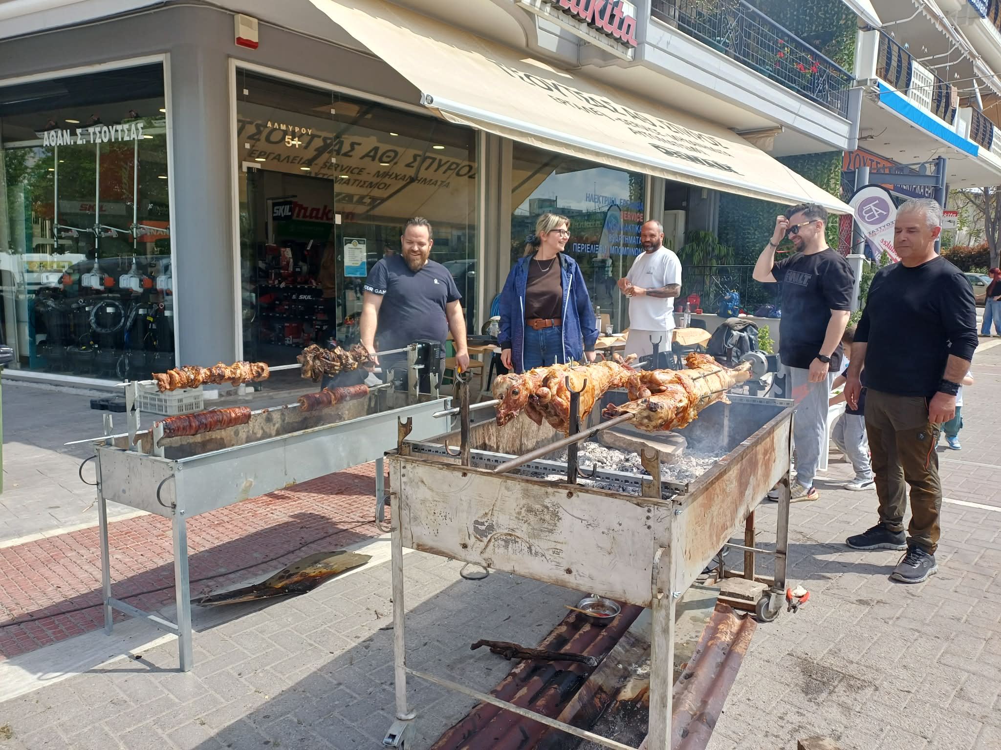 Στις γειτονιές της Λάρισας όλοι μια παρέα γύρω από τον οβελία (ΦΩΤΟ)