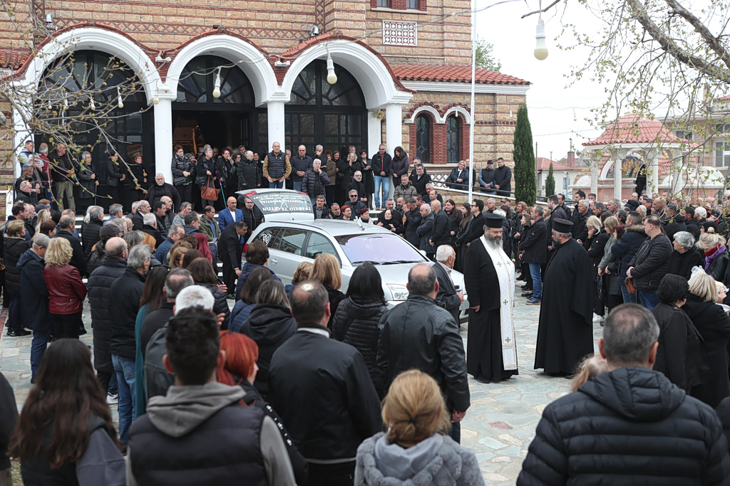 Σέρρες: Θρήνος και συγκίνηση στο τελευταίο αντίο στον Στέφανο Μπορμπόκη
