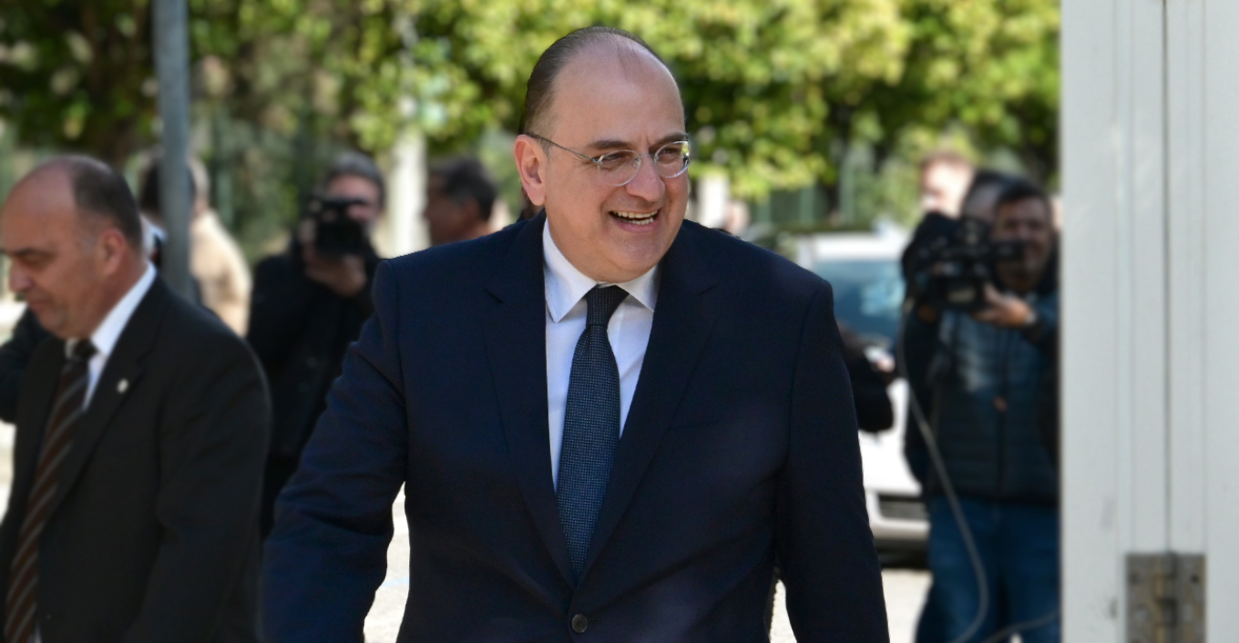 Το παρασκήνιο πίσω από τη στήριξη Λαζαρίδη από την κυβέρνηση ενόψει της συζήτησης στη Βουλή την Πέμπτη