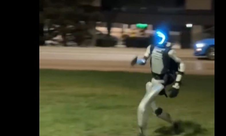 Πολωνία: Ανθρωποειδές ρομπότ κυνηγάει και διώχνει αγριογούρουνα - Το απίστευτο βίντεο