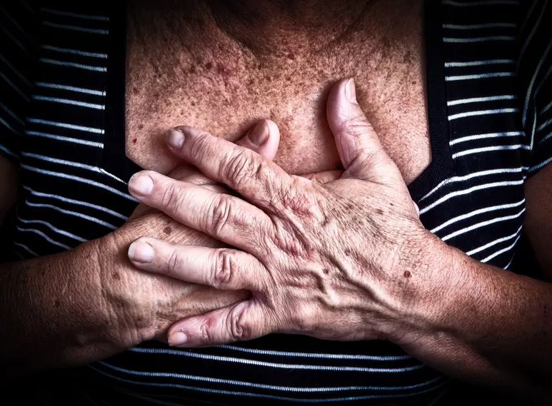 Πήλιο: 35χρονος λήστεψε τους γονείς του – Αρπαξε το κόσμημα από τον λαιμό της μητέρα του και χρήματα από τον πατέρα του