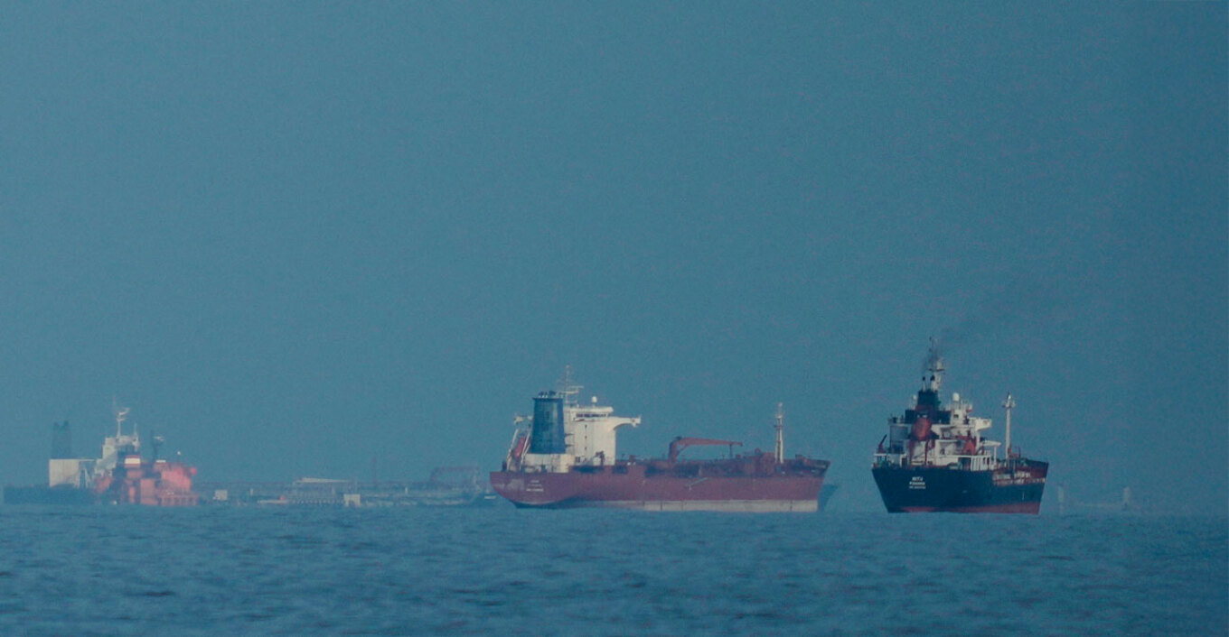 Το Ιράν ανοίγει τα Στενά του Ορμούζ για εμπορικά πλοία, όσο διαρκεί η εκεχειρία στον Λίβανο - Πτώση στο πετρέλαιο