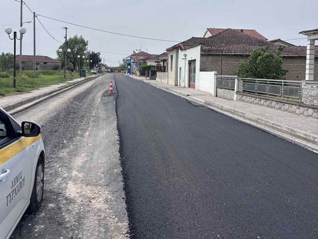 Σε εξέλιξη η ασφαλτόστρωση στον Βρυότοπο – Νέα παρέμβαση για την οδική ασφάλεια στον Δήμο Τυρνάβου