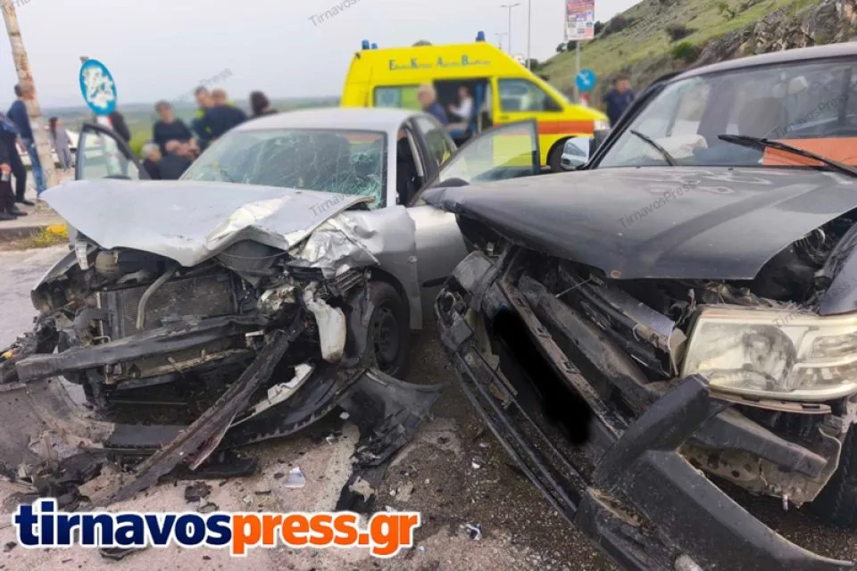 Σοβαρό τροχαίο με πέντε τραυματίες έξω από τον Τύρναβο