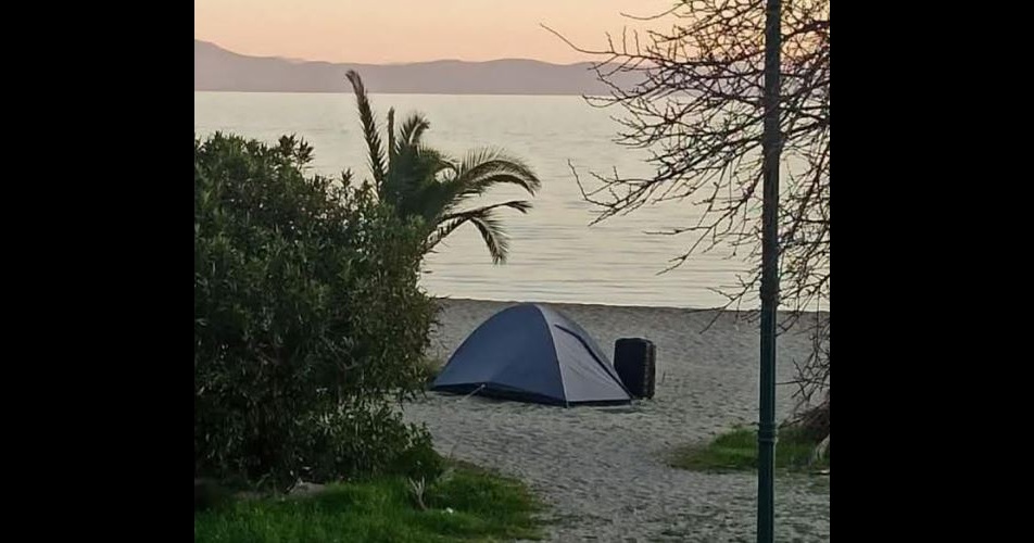 «Εφυγε» από τη ζωή η 45χρονη που ζούσε σε σκηνή στον Αναυρο χωρίς νερό και φαγητό