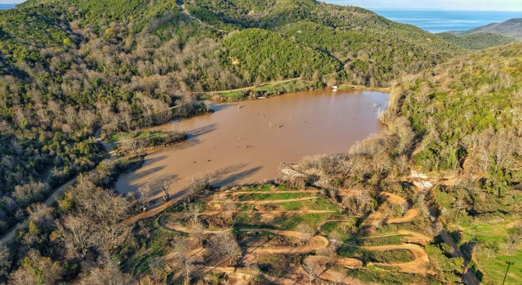 Ξαναγεμίζει πανέμορφη λίμνη σε χωριό της Λάρισας μετά τις βροχές (ΦΩΤΟ)