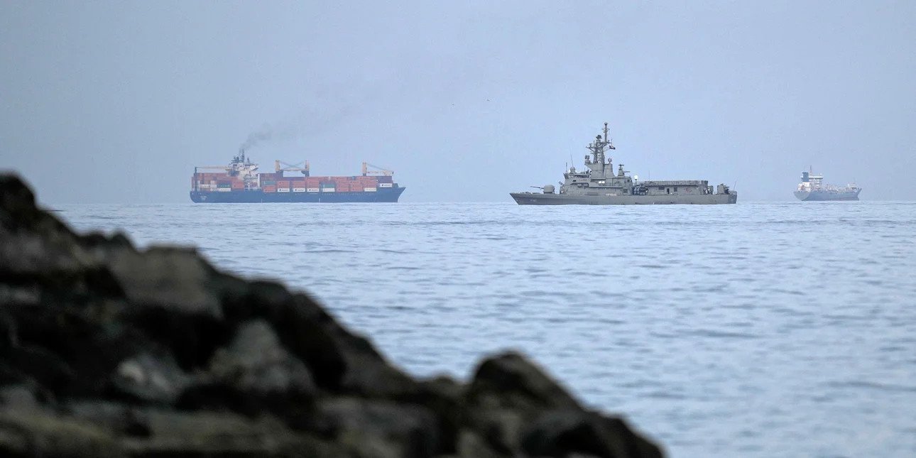 Χτυπήθηκε και δεύτερο πλοίο στο Ορμούζ -Ελληνικό πλοίο με κοντέινερ δέχθηκε πυρά από τους Φρουρούς της Επανάστασης