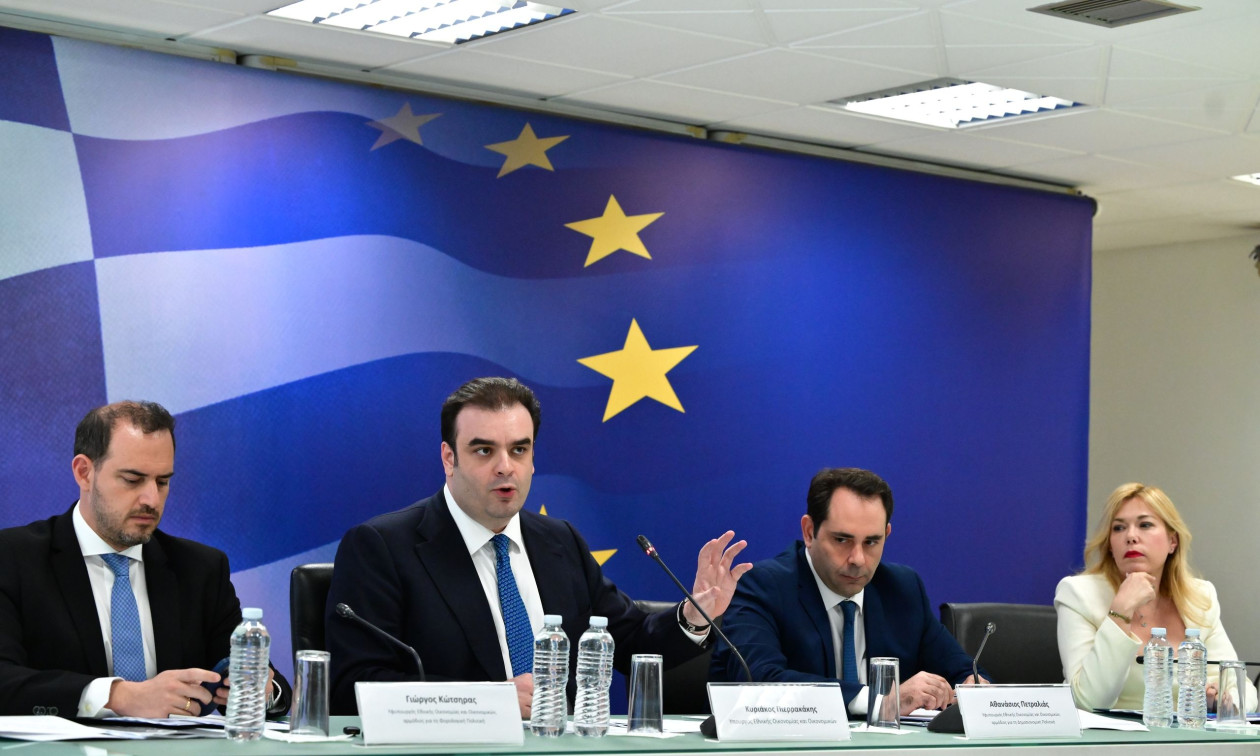 Στα €300 η στήριξη στους συνταξιούχους κάθε Νοέμβριο, περισσότεροι οι δικαιούχοι - Πώς θα γίνει ρύθμιση οφειλών σε 72 δόσεις