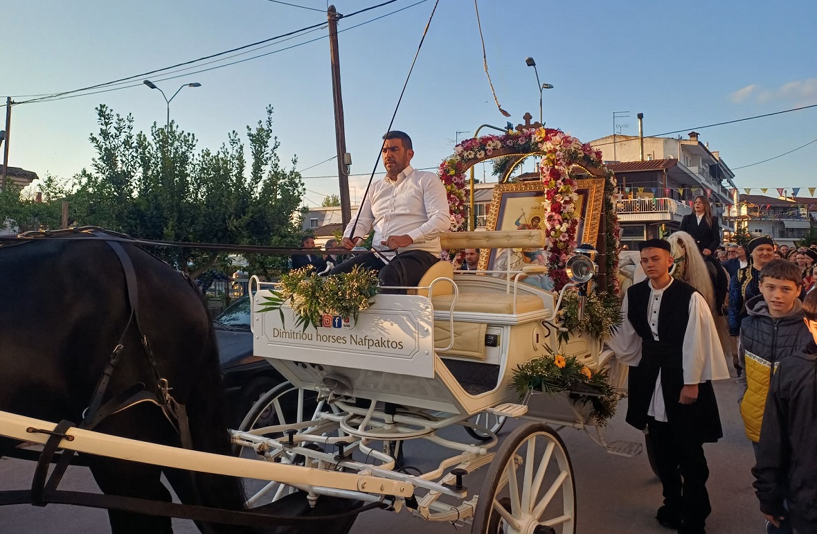 Με άλογα η περιφορά της εικόνας και στον Άγιο Γεώργιο Γιάννουλης-πλήθος πιστών στον εσπερινό (ΦΩΤΟ+video)