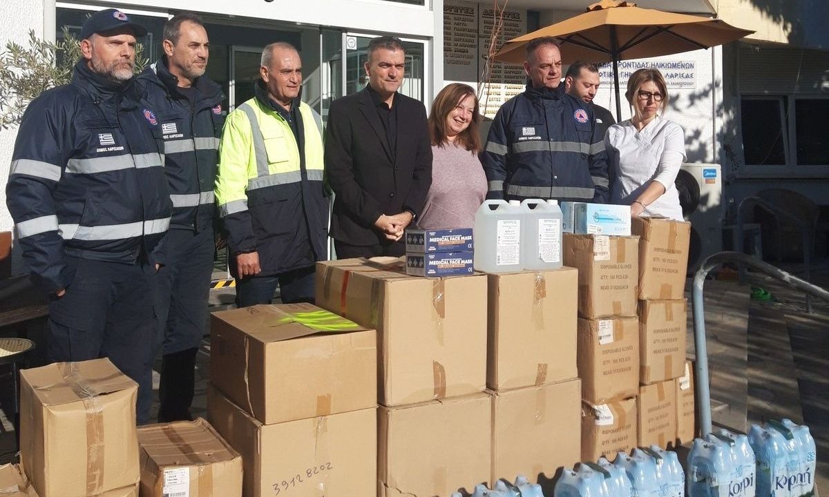 Λάρισα: Η Πολιτική Προστασία προσέφερε μάσκες και αναλώσιμα στο Γενικό Νοκομείο και το Γηροκομείο