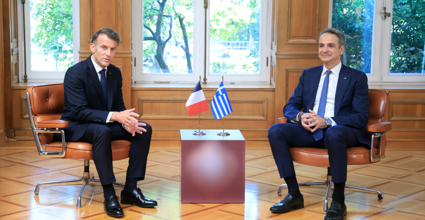 Στο Μαξίμου Μητσοτάκης – Μακρόν, ανανεώνουν την αμυντική συνεργασία – Όσα έγιναν κατά την επιθεώρηση στη φρεγάτα «Κίμων»