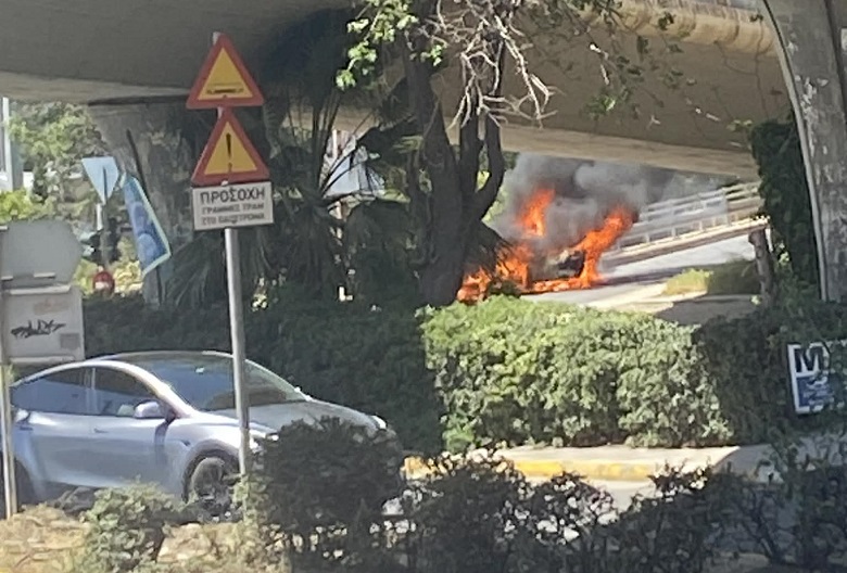 Βίντεο: Η στιγμή που ΙΧ τυλίγεται στις φλόγες έξω από το ΣΕΦ (video)
