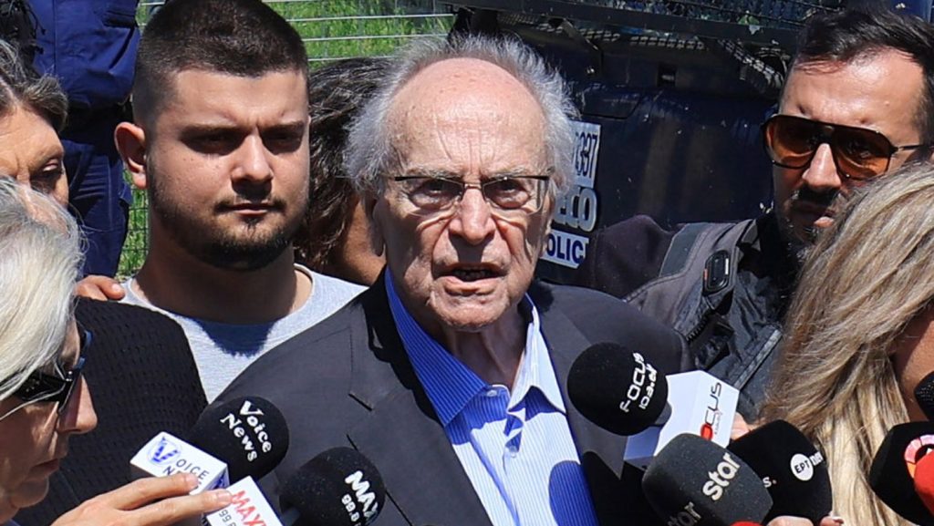 Τέμπη: «Λειτουργεί με άδεια εστιατορίου» – Κωνσταντόπουλος κατά Φλωρίδη για την αίθουσα