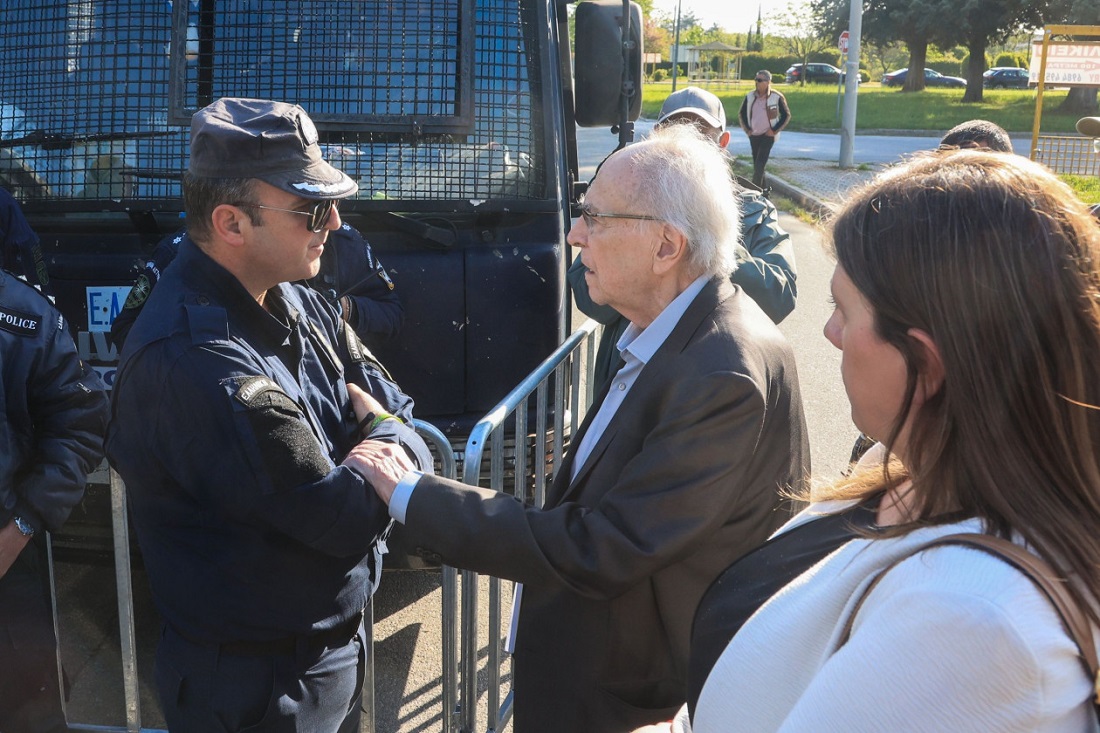 Αποβολή του ελληνικού δημοσίου από την υποστήριξη της κατηγορίας ζητούν συνήγοροι των θυμάτων στη δίκη των Τεμπών