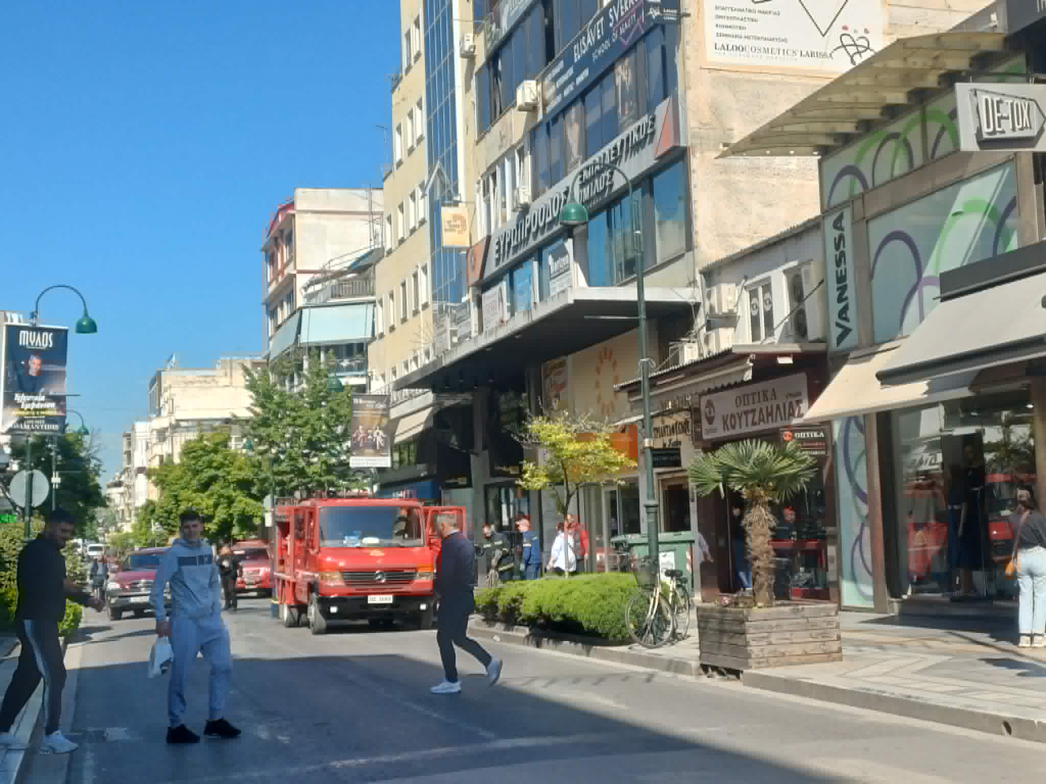 Συναγερμός στην Πυροσβεστική για φωτιά στο κέντρο της Λάρισας σε επιχείρηση μασάζ (ΦΩΤΟ)