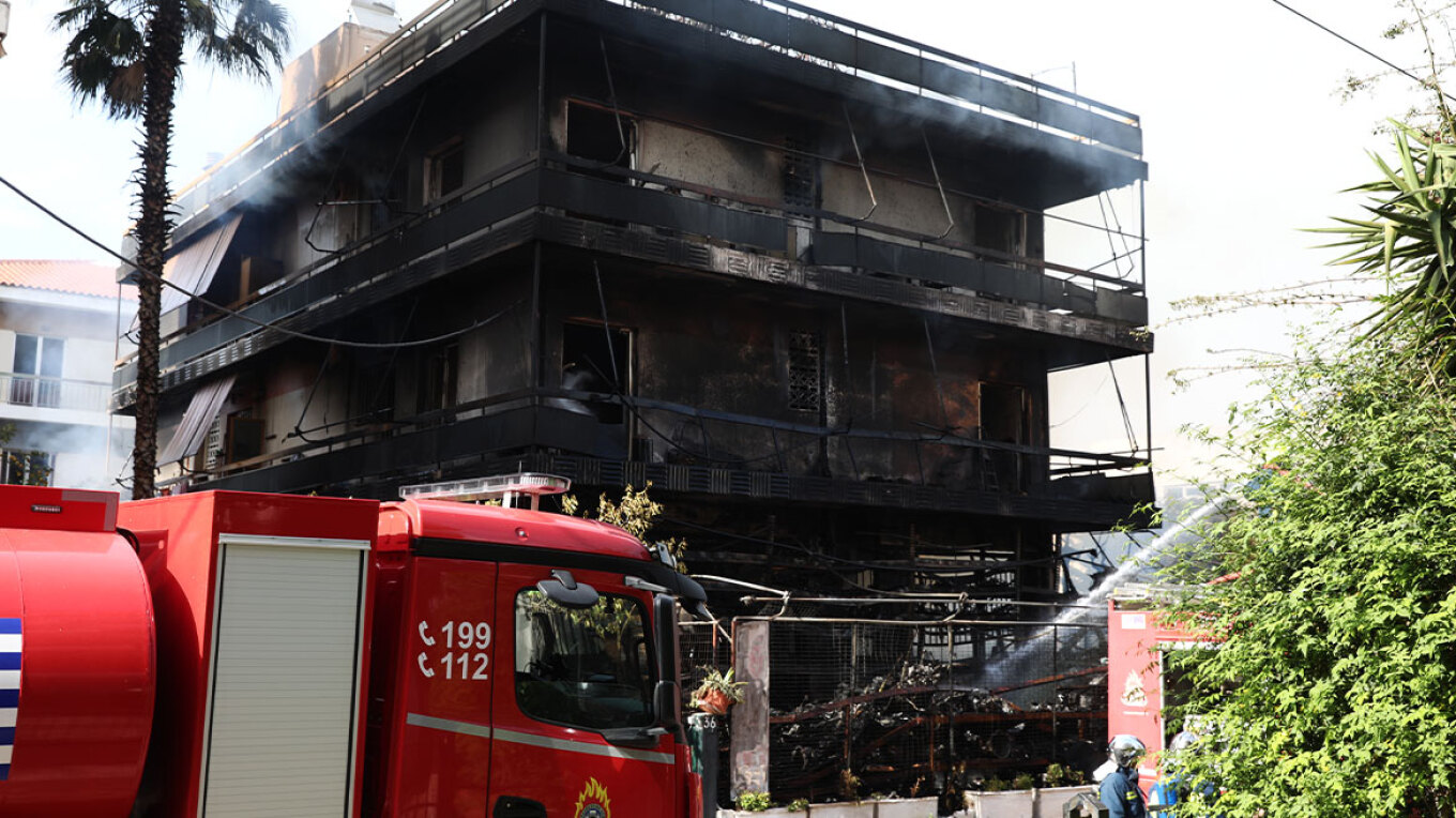 Επεκτάθηκε σε πολυκατοικία η φωτιά που ξέσπασε σε κατάστημα με ανταλλακτικά στο Ίλιον, κάηκαν όλα τα διαμερίσματα