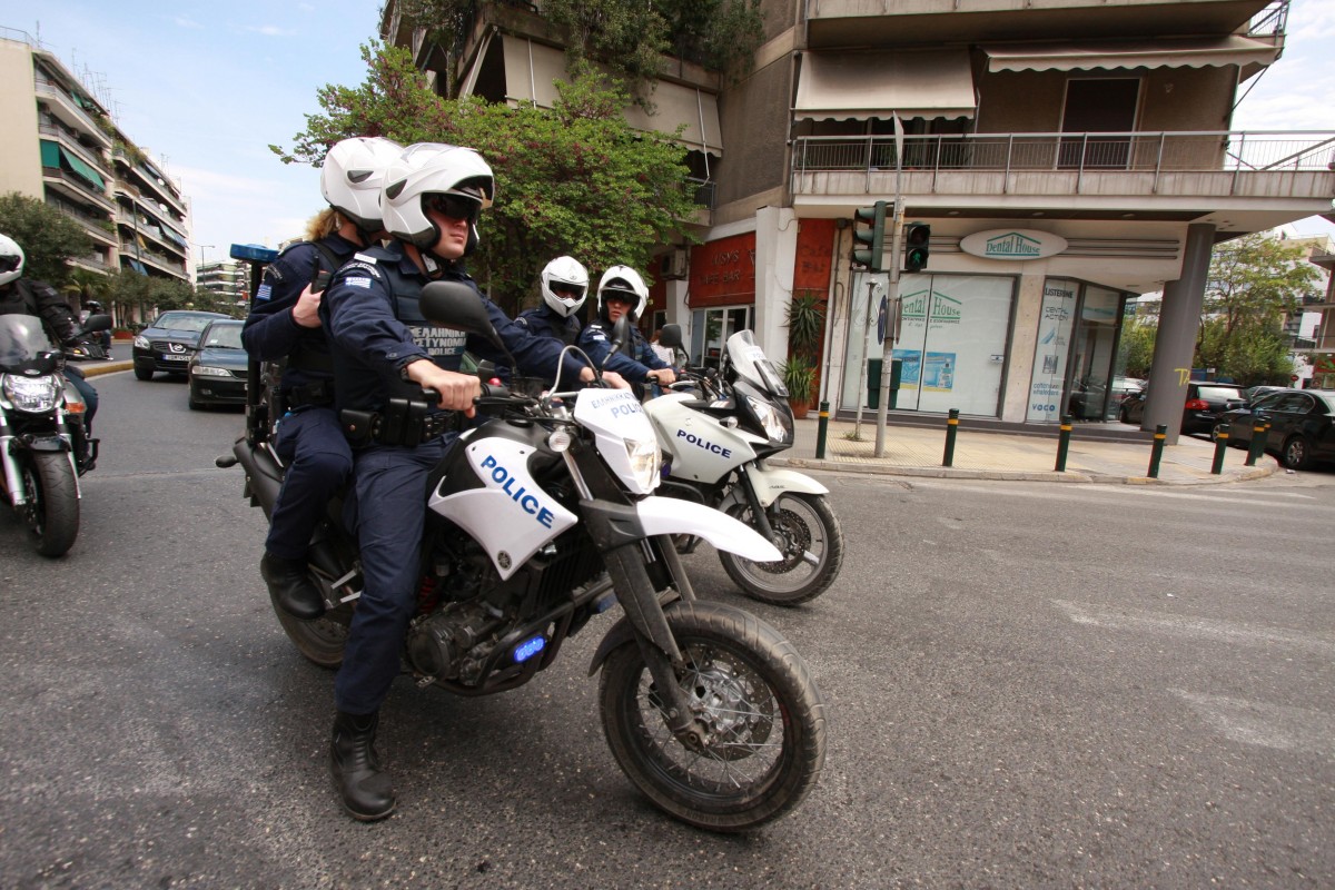 Πως εξαπάτησαν Λαρισαίο και του απέσπασαν 16.000 ευρώ σε χρήματα και κοσμήματα «μαϊμού» γιατροί και αστυνομικοί