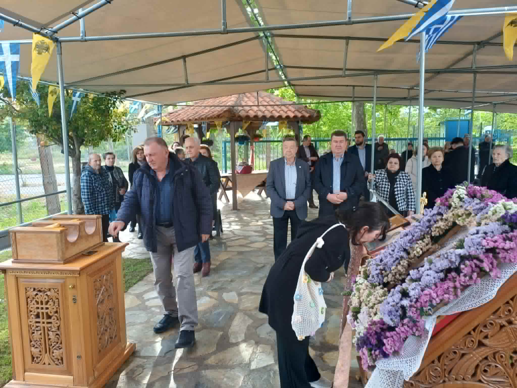 Πλήθος  πιστών στον εσπερινό στο εκκλησάκι του Αγίου Χριστοφόρου στο αμαξοστάσιο του ΚΤΕΛ Λάρισας (ΦΩΤΟ)