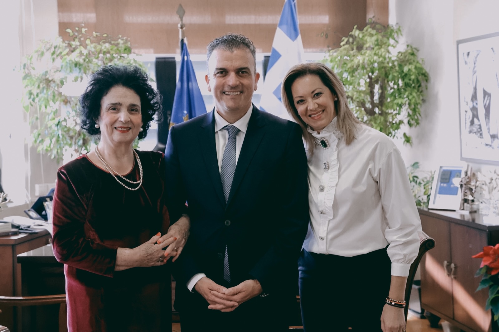 Φωτογραφία με την σύζυγο του και την μητέρα του ανέβασε ο Δήμαρχος Θ. Μαμάκος (ΦΩΤΟ)