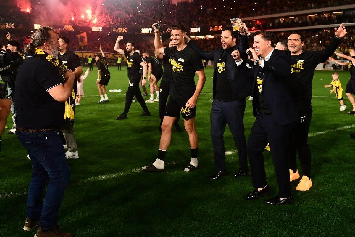 Πρωταθλήτρια Ελλάδας η ΑΕΚ, 2-1 τον Παναθηναϊκό εκμεταλλευόμενη το 1-1 στο Φάληρο
