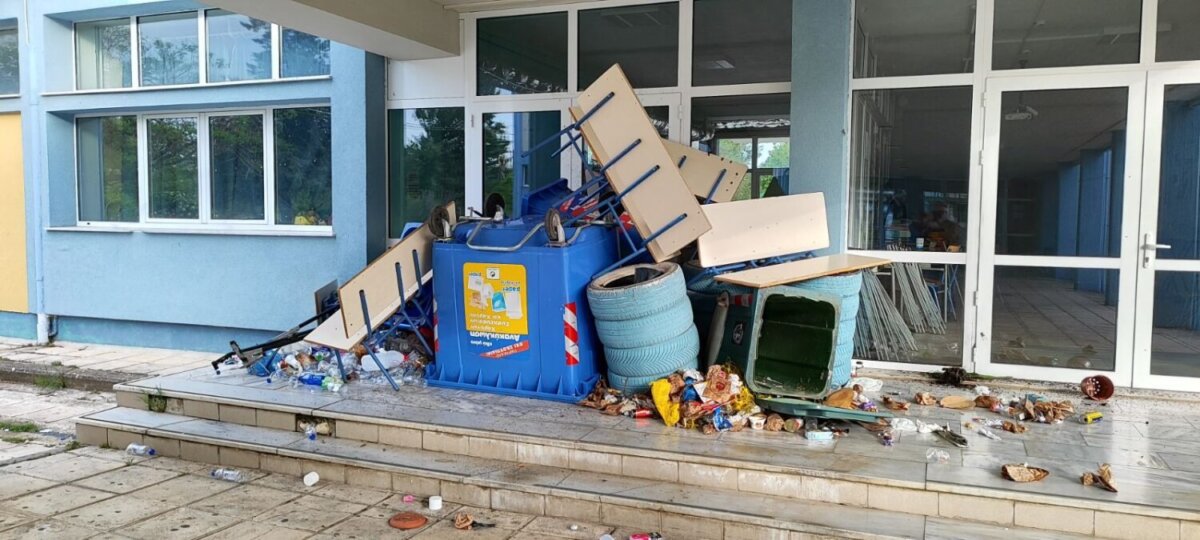Αποτροπιασμός για τις εικόνες βανδαλισμού σε σχολεία και παιδικές χαές της Λάρισας (ΦΩΤΟ)