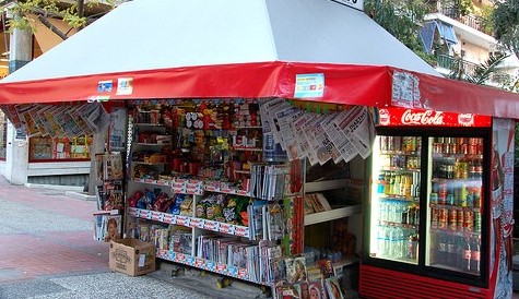 Βόλος: Κλέφτης ρήμαξε περίπτερο και ξέχασε που πέταξε παγωτά 400 ευρώ