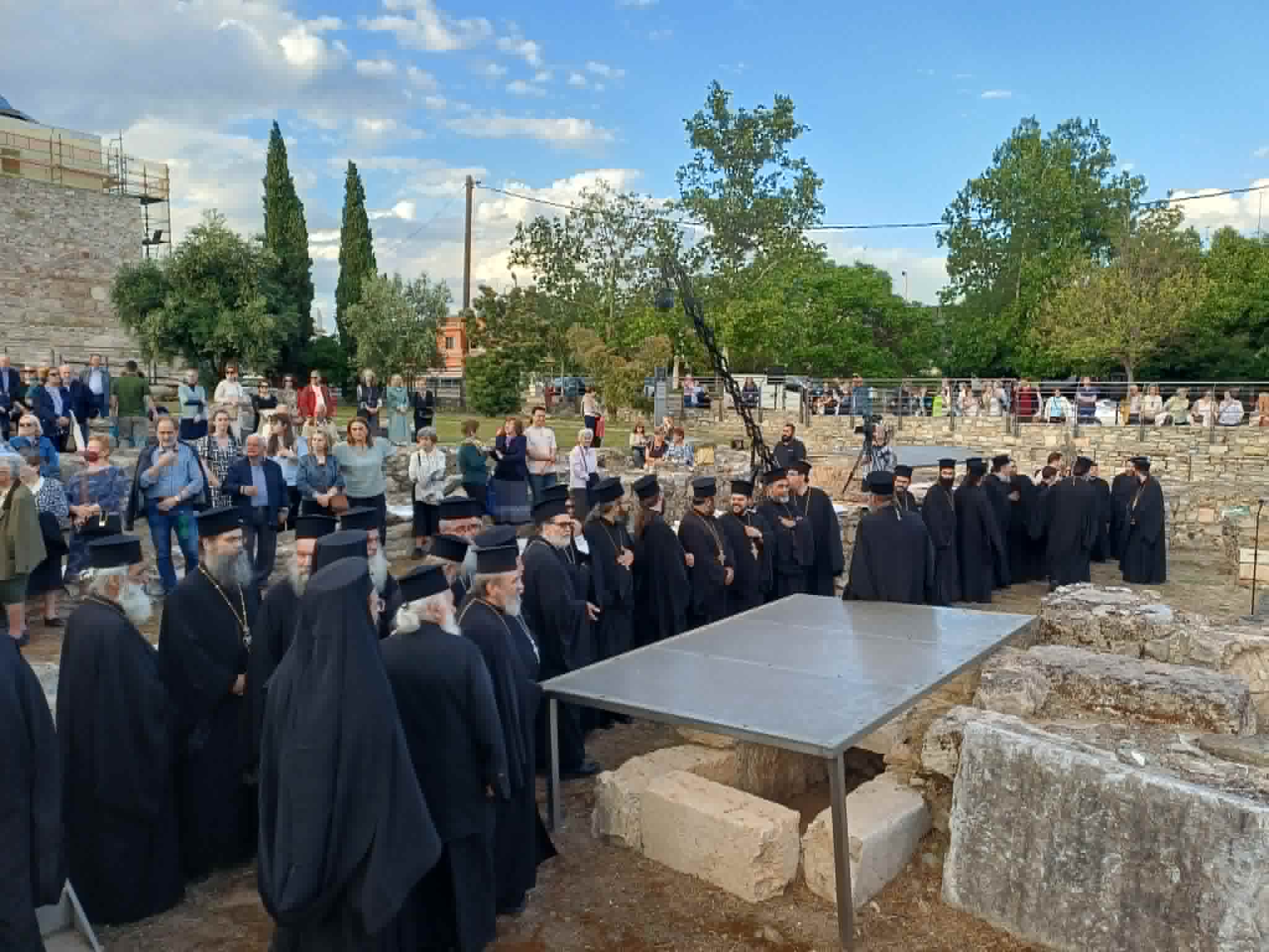 Πλήθος πιστών στον Αρχιερατικό Εσπερινό στην παλαιά Βασιλική του Αγίου Αχιλλίου στο Φρούριο Λαρίσης (ΦΩΤΟ+video)