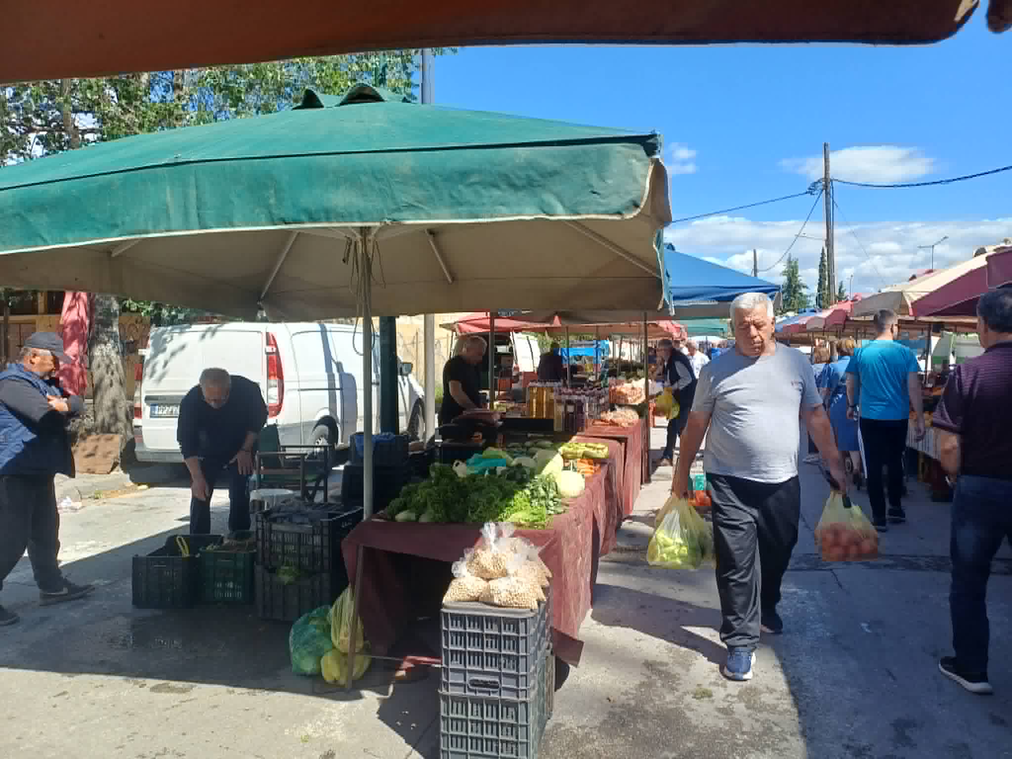 Η ακρίβεια στη Λαϊκή προκαλεί τη δυσαρέσκεια των καταναλωτών στη Λάρισα-  5 ευρώ το κιλό τα κεράσια (ΦΩΤΟ)