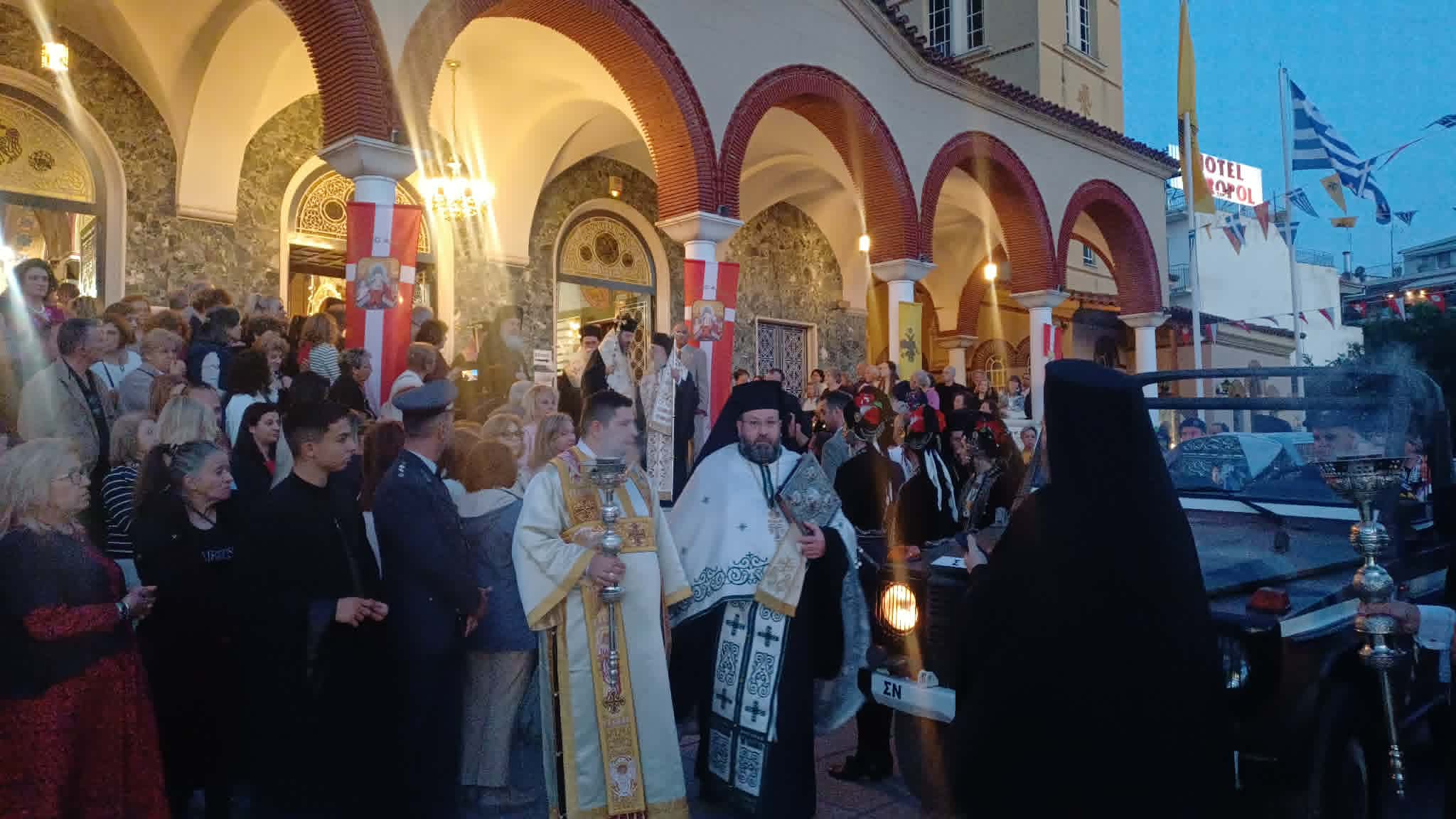 Κορυφώνονται οι λατερευτικές εκδηλώσεις με την πομπή της περιφοράς του λειψάνου του Αγίου Αχιλλίου (ΦΩΤΟ+video)