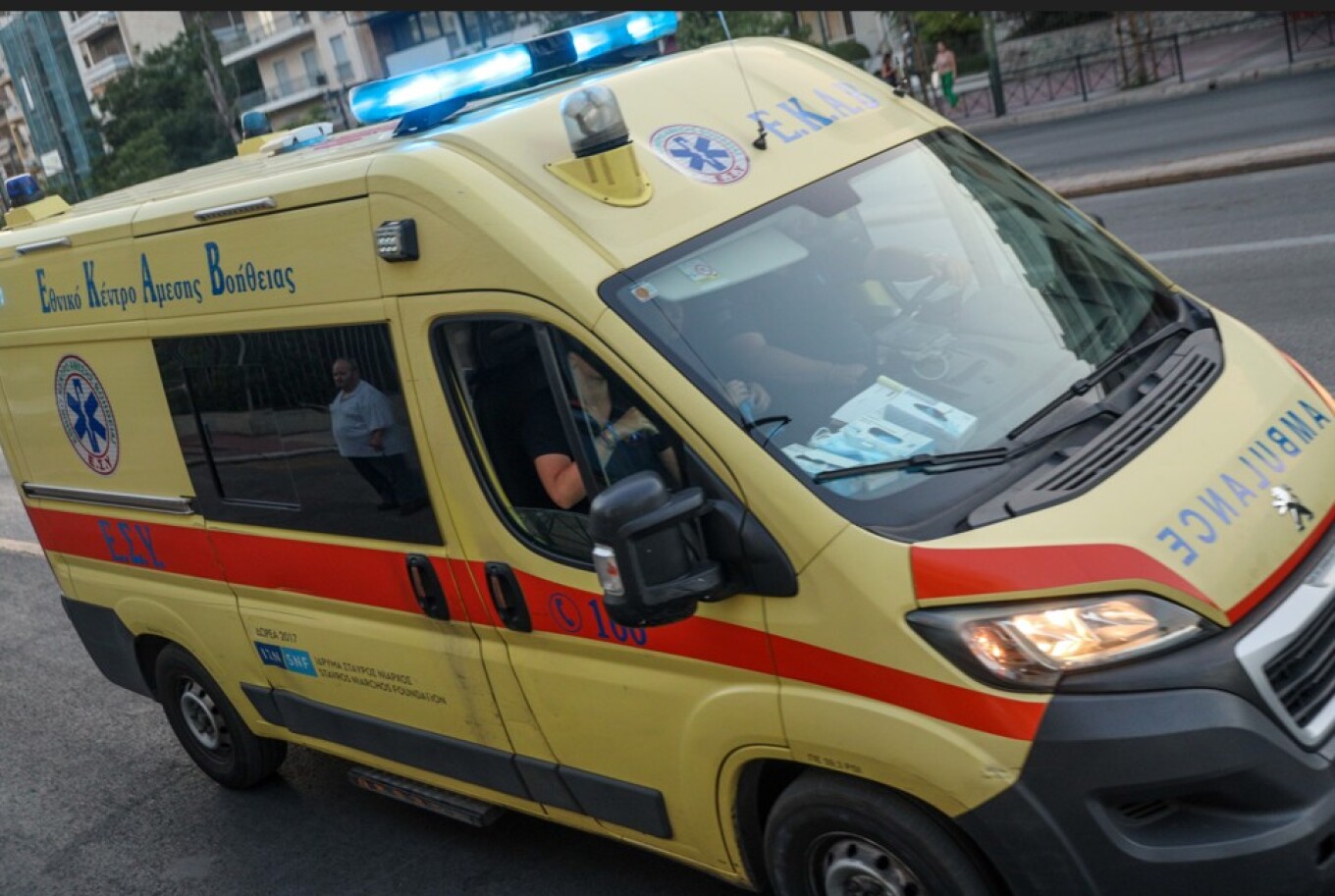Σοβαρό τροχαίο στην Πατησίων με δύο τραυματίες: Συγκρούστηκαν 3 ΙΧ με δύο μοτοσικλέτες