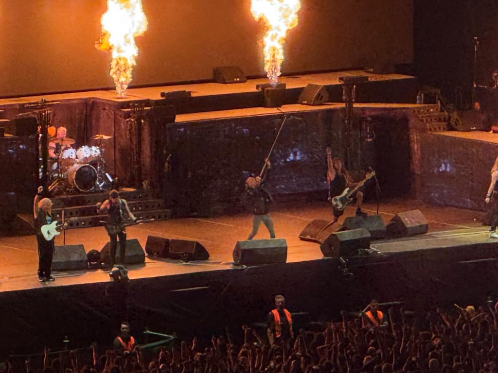 Στην σκηνή του ΟΑΚΑ οι Iron Maiden – Πάνω από 50.000 θαυμαστές παραληρούν στη συναυλία τους