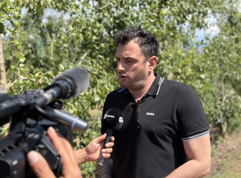 O δήμαρχος Τυρνάβου στις χαλαζόπληκτες καλλιέργειες