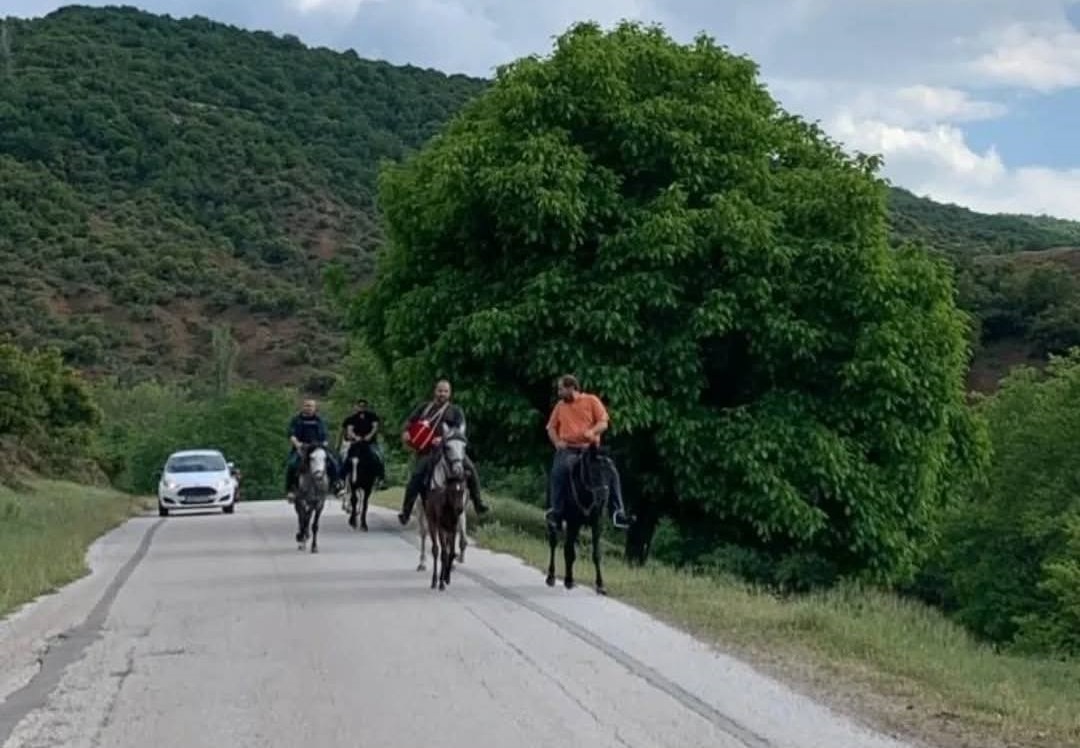 Με άλογα  έγινε η υποδοχή της Τιμιας Κάρας του Αγίου Σεραφείμ  στην Ανάβρα Μαγνησίας (ΦΩΤΟ)