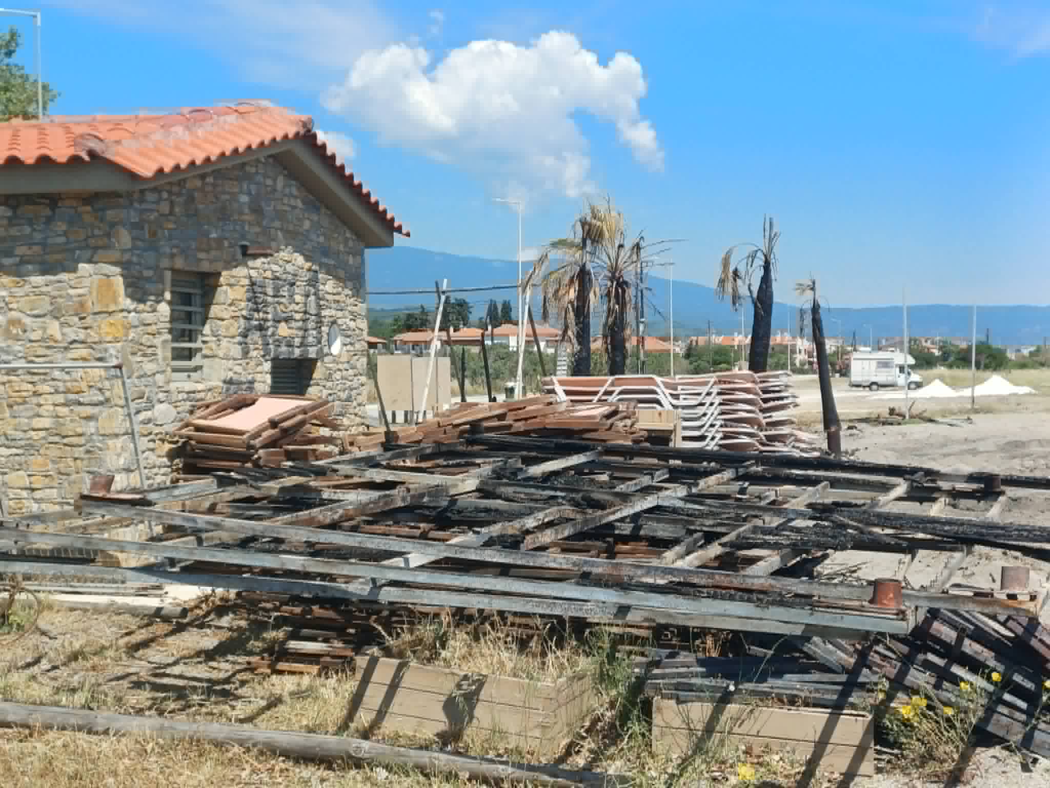 Αναστάτωση στους επιχειρηματίες των παραλίων της Λάρισας από πυρκαγιά σε beach bar που  άφησε μόνο σταχτες (ΦΩΤΟ)