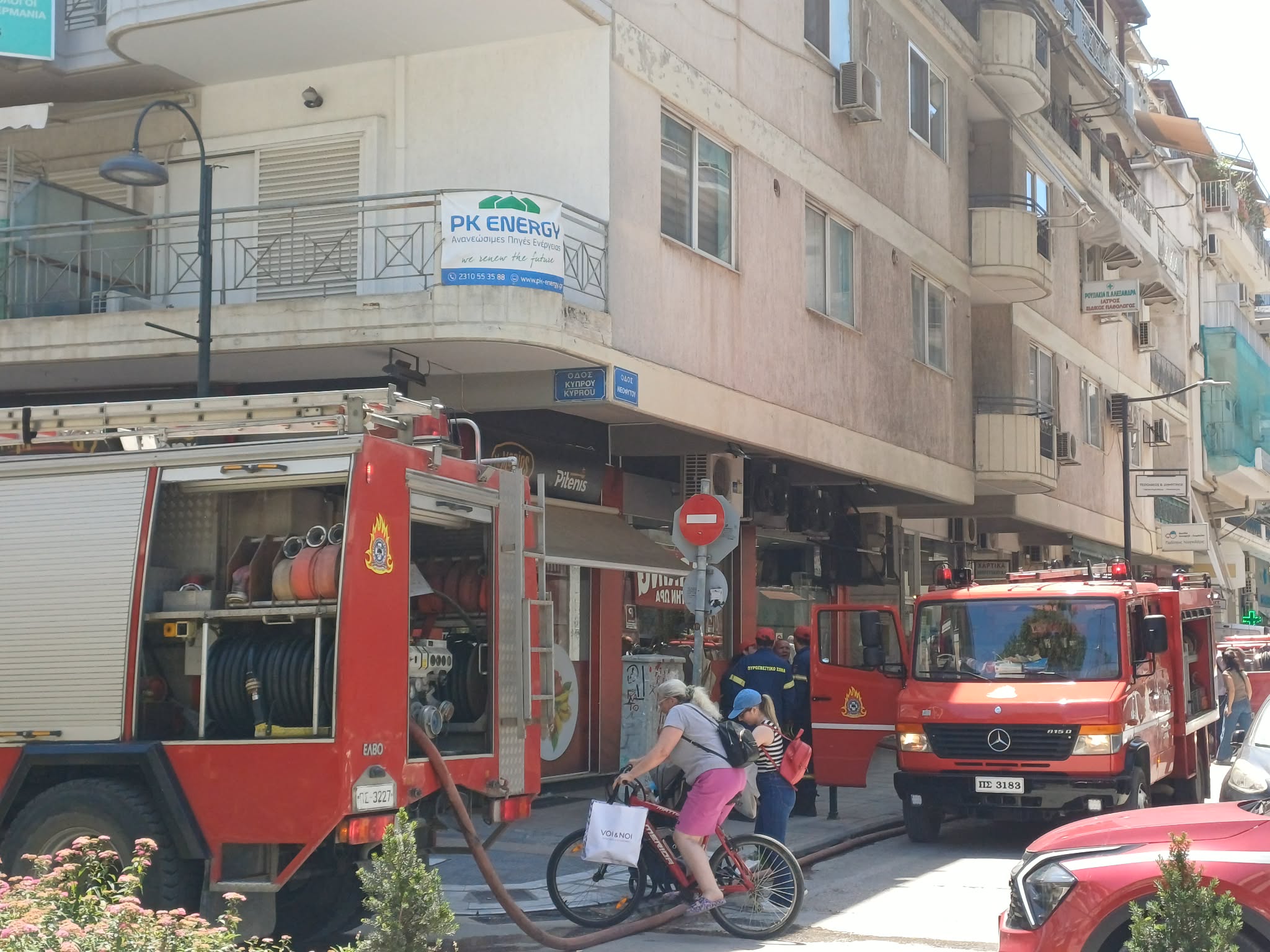 Συναγερμός στην Πυροσβεστική για φωτιά σε διαμέρισμα στο κέντρο της Λάρισας (ΦΩΤΟ)