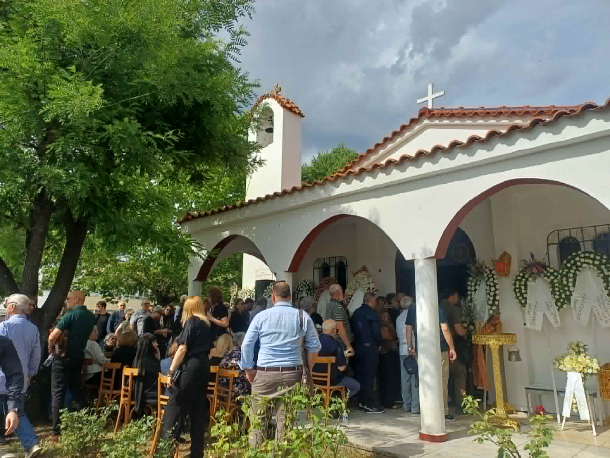 Πλήθος Λαρισαίων στο τελυταίο αντίο της Κατερίνας Ζιαζιά- Σουφλιά στο παρεκκλήσι του γηροκομείου (ΦΩΤΟ)
