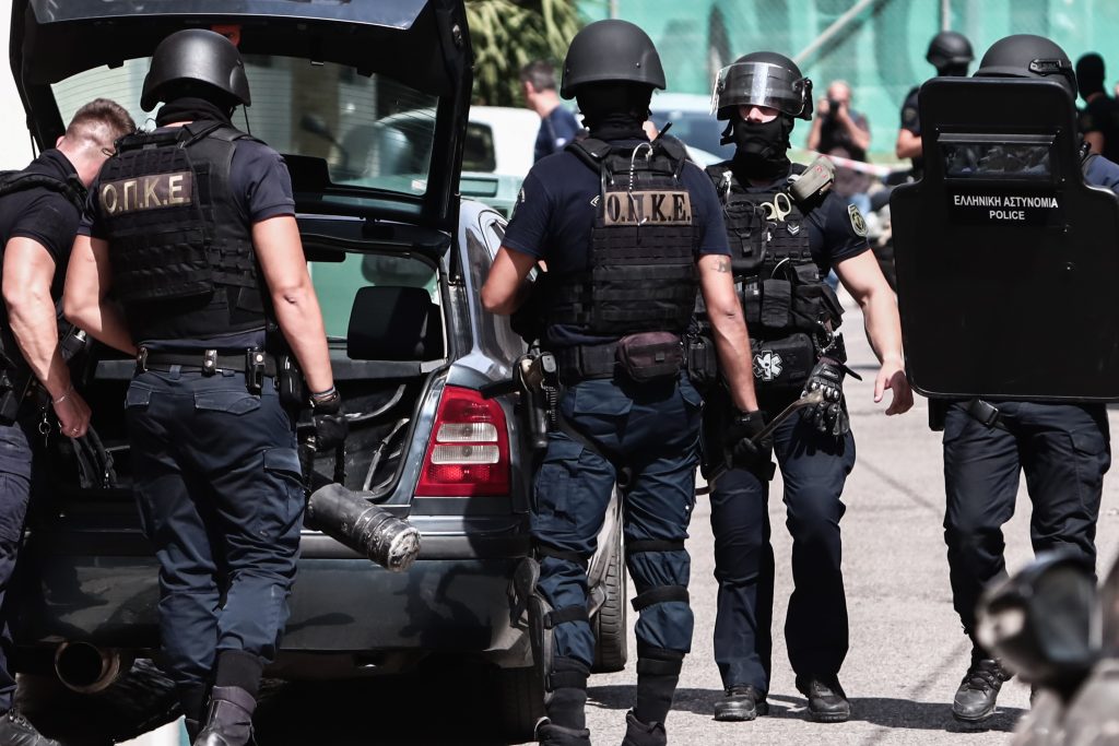 Ακόμη και εκσκαφέα επιστράτευσε η ΕΛ.ΑΣ. για τις χρυσές λίρες της «οικογενειακής» εγκληματικής οργάνωσης στη Λάρισα (video)