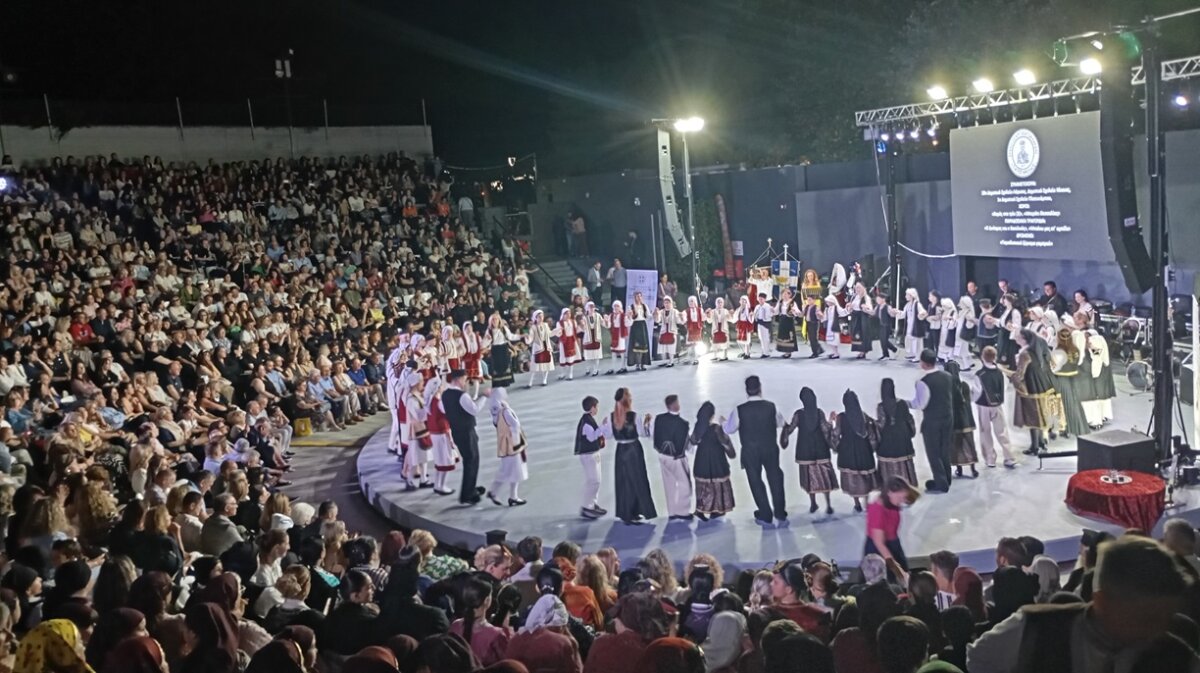 Χιλιάδες Λαρισαίοι παρακολούθησαν το αφιέρωμα στη «Λαογραφία το Λαϊκό Πολιτισμό και την Πολιτισμική Συνέχεια» (ΦΩΤΟ) Χιλιάδες Λαρισαίοι παρακολούθησαν το αφιέρωμα στη «Λαογραφία το Λαϊκό Πολιτισμό και την Πολιτισμική Συνέχεια» (ΦΩΤΟ)