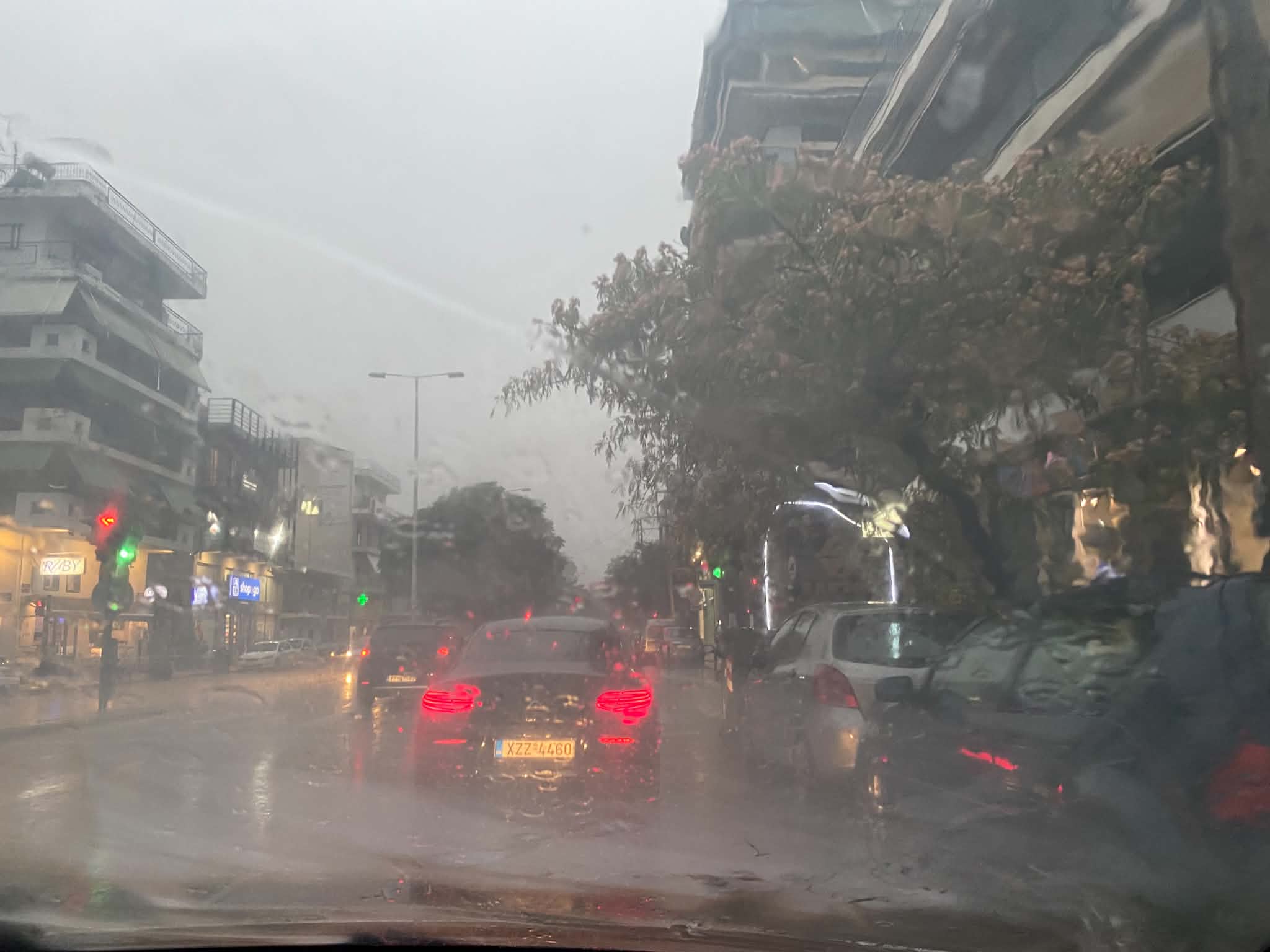 Ισχυρό μπουρίνι αργά το απόγευμα στη Λάρισα  με δυνατό αέρα και βροχή (ΦΩΤΟ)