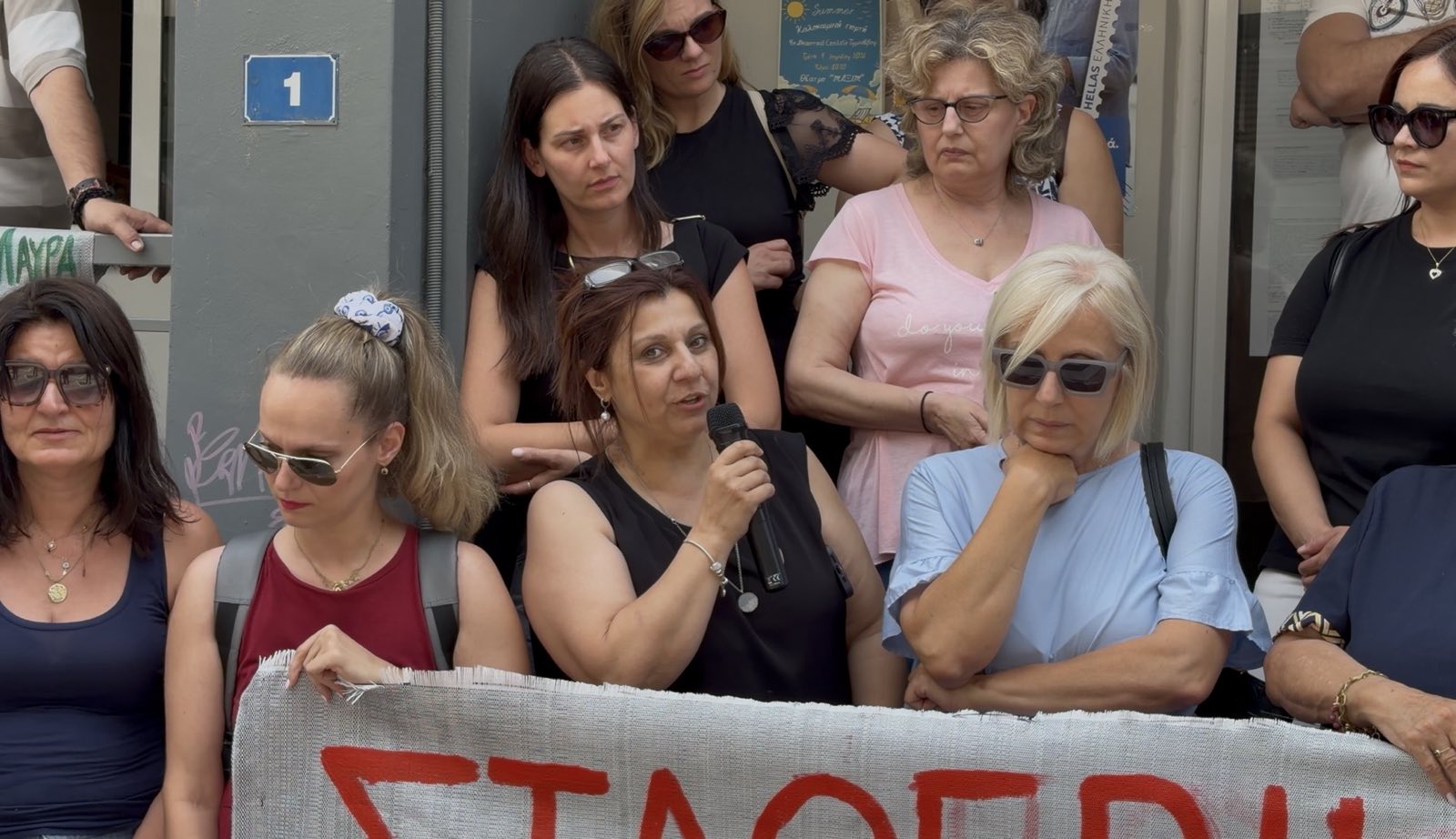 Κατάληψη στο Δημαρχείο Τυρνάβου από τους εργαζόμενους των  βρεφονηπιακών σταθμών- Συμπαραστέκεται η δημοτική αρχή (ΦΩΤΟ)