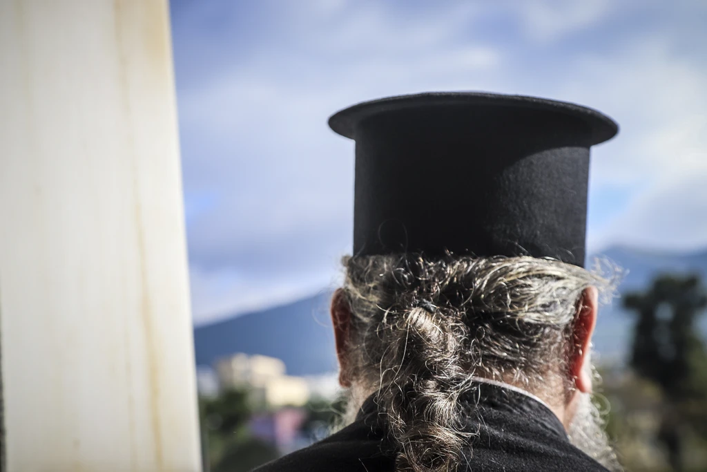 Σάλος στα Πετράλωνα: Ποιος είναι ο Μητροπολίτης που επιδείκνυε τα γεννητικά του όργανα στους περαστικούς