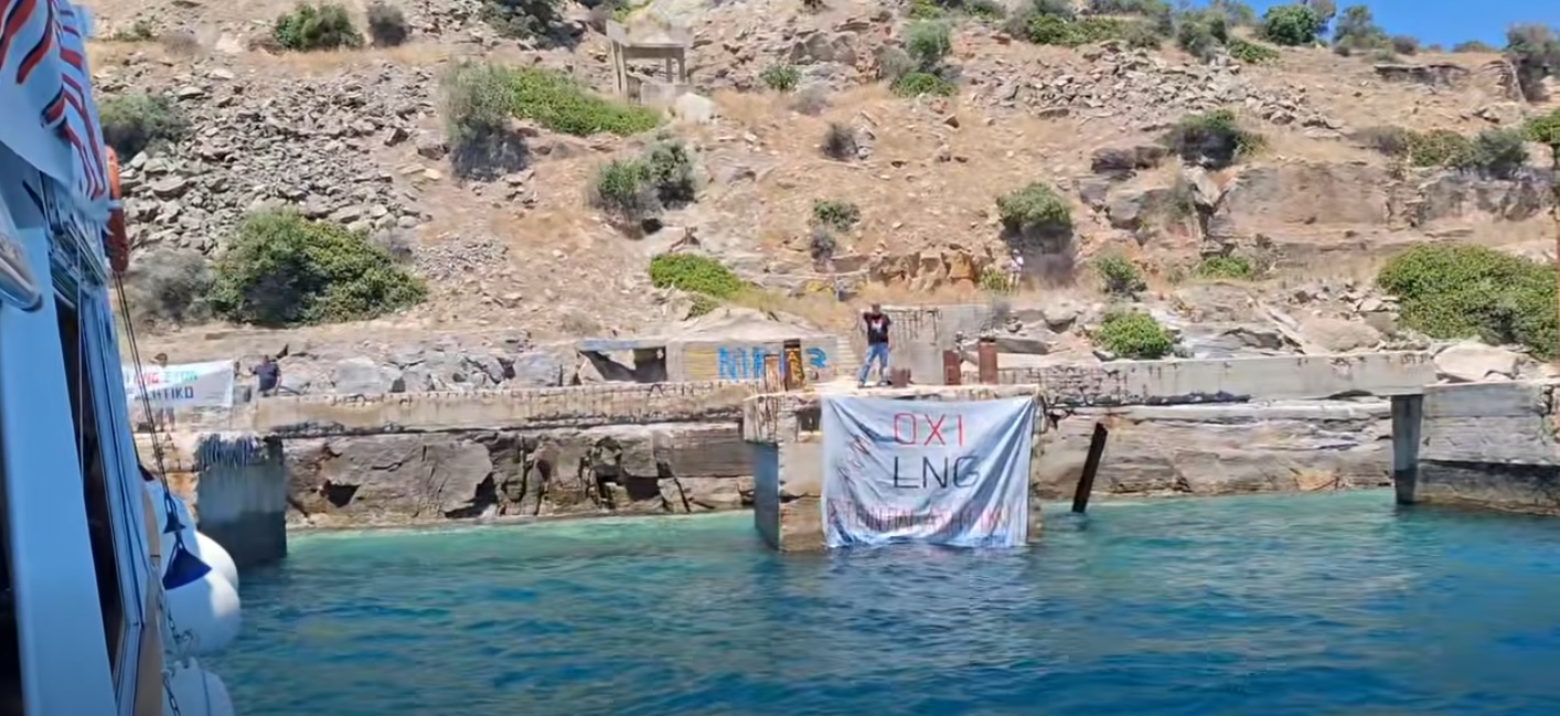 Ύψωσαν πανό στο σημείο όπου σχεδιάζεται το LNG στον Παγασητικό (βίντεο)
