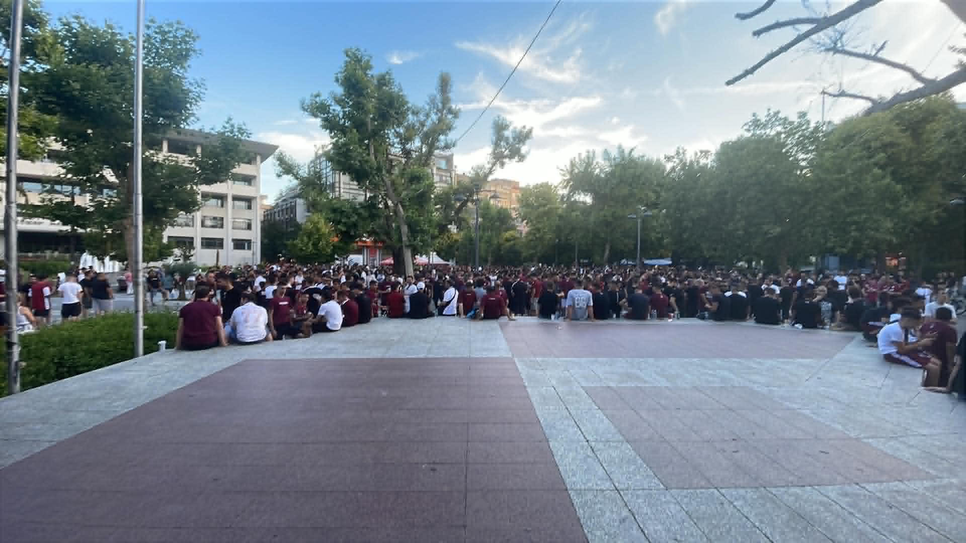 Οι φίλαθλοι της ΑΕΛ εκφράζουν την αγωνία τους για την τύχη της ομάδας σε μαζικό συλλαλητήριο (ΦΩΤΟ)